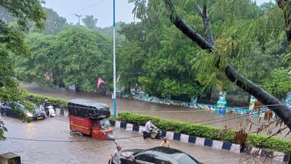 मुंबईत पुराचा धोका निर्माण मुसळधार पावसाने उडाला हाहाकार, शाळांना सुट्टी जाहीर