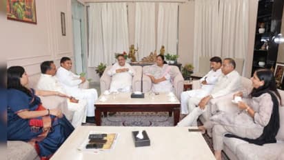 হামলার পরে স্বাভাবিক ছন্দে দিল্লির মুখ্যমন্ত্রী, দেখা করলেন বিজেপি নেতাদের সঙ্গে