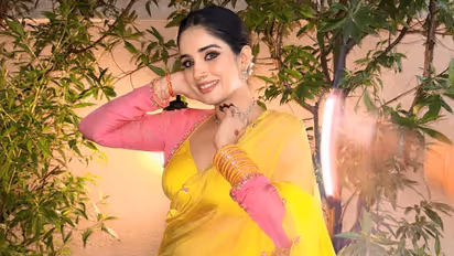 blouse design to wear with yellow saree