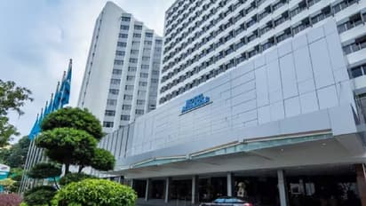 सिंगापुर का मशहूर होटल मिरामर बंद, 69 वर्षीय कर्मचारी को मिली खास विदाई