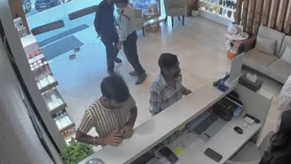 पूजा की थाली से पैसे चुरा रहा था युवक, CCTV में कैद हो गई पूरी करतूत, वीडियो हुआ वायरल