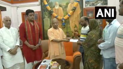 deepak gupta murder cm yogi condolence visit financial aid