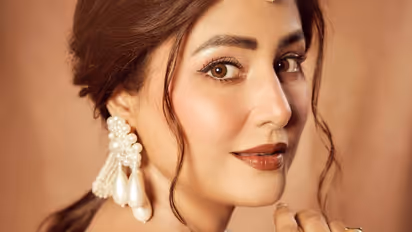 मोतियों से बनें हैवी इयररिंग्स