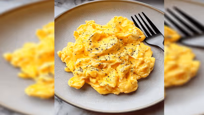 75 सेकंड में बनाएं फ्लफी स्क्रैम्बल्ड एग्स