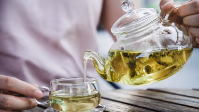 তেল জাতীয় খাবার খেলেই পান করুন গ্রিন টি! কমাবে অতিরিক্ত ফ্যাট, জেনে নিন আরও উপকারিতা