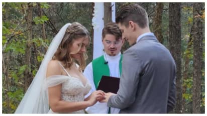 न्यूयॉर्क के एक पादरी ने अपने भाई की शादी को लेकर पोस्ट किया था।