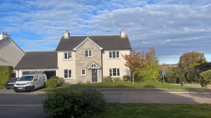 ब्रिटिश-इंडियन आकांक्षा सदेकर ने खरीदा घर।