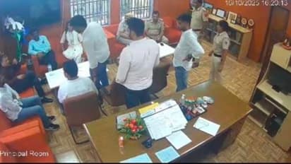 DU के अंबेडकर कॉलेज में ABVP की छात्रा ने प्रोफेसर को मारा थप्पड़।