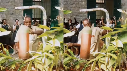 बेंगलुरु के बिशप कॉटन स्कूल में रिटायर होने वाले चपरासी ने आखिरी बार बजाई स्कूल की घंटी।