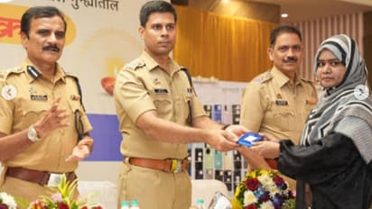 मुंबई पुलिस ने एक विशेष अभियान में 800 चोरी और खोए हुए मोबाइल फोन बरामद किए।