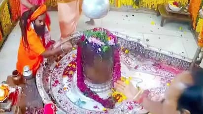mahakal temple priest fight in garbhgriha ujjain