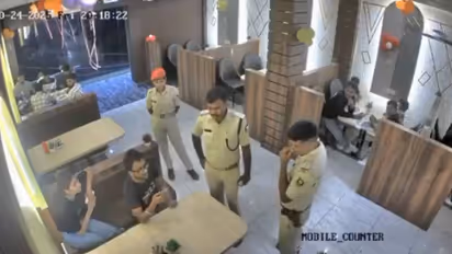 कटिहार में पुलिस ने रेस्टोरेंट में भाई-बहन से बदसलूकी की।