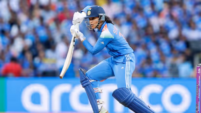फाइनल में बल्लेबाजी करतीं स्मृति मंधाना 