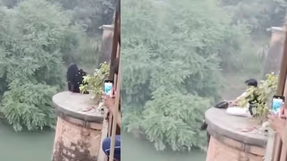 deoria girl suicide attempt saved by boy patanwa bridge