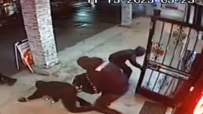 नकाबपोश बदमाशों पर भारी पड़ गया ज्वैलरी मालिक, जमकर वायरल हो रहा वीडियो