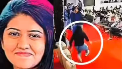 मंच पर अचानक गिरी 24 साल की लड़की, ऑन द स्पॉट मौत-Surat IT Event Video Viral
