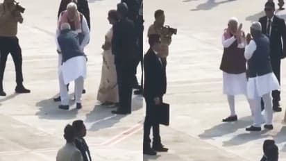 nitish kumar touched pm modi feet
