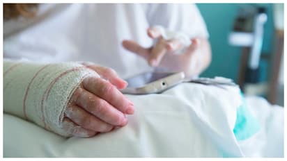 सर्जरी के बाद कर्मचारी को बिस्तर से काम करने का फरमान, पोस्ट वायरल