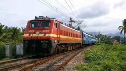 Indian Railway New Offer: अब ट्रेन के स्लीपर कोच में भी मिलेंगे तकिया-चादर लेकिन...!