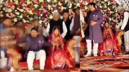 दूल्हा-दुल्हन को आशीर्वाद देने एक साथ मंच पर चढ़े BJP नेता, सब जमीन पर आ गए-Video Viral
