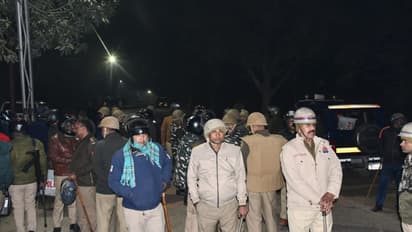 রণক্ষেত্র বেনারস হিন্দু বিশ্ববিদ্যালয়! সংঘর্ষের জেরে ক্যাম্পাসে পুলিশ, ১০০ জনের বিরুদ্ধে FIR