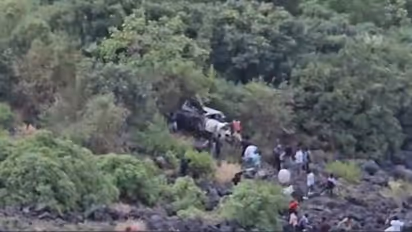 Horrible Accident in Nasik: 800 फीट गहरी खाई में गिरी Innova, परिवार के 6 लोगों की मौत