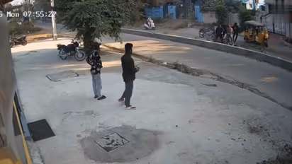 Hyderabad Crime : रियल इस्टेट व्यावसायिकाची निर्घृण हत्या, थरारक घटना CCTV मध्ये कैद (Watch Video)