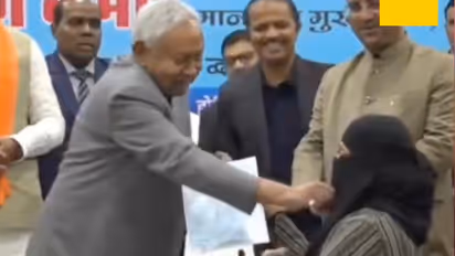 பொது நிகழ்ச்சியில் மருத்துவரின் ஹிஜாப்பை பிடித்து இழுத்த முதல்வர்.. எதிர்கட்சிகள் கொந்தளிப்பு