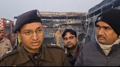 yamuna expressway accident mathura bus car fire death news