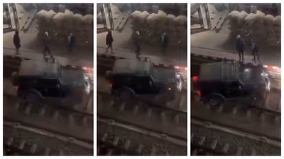 आधी रात को रेलवे ट्रैक पर क्या करने पहुंच गई महिंद्रा थार-WATCH VIDEO