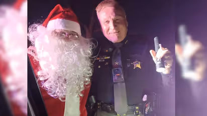 सांता के हाथ में भी बंदूक? पुलिस के हत्थे चड़ गया 'सांता और पत्नी'-मजेदार Video Viral