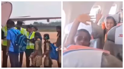 Viral Story: टीचर ने अपनी जेब से 5 लाख रु. खर्च कर छात्रों को बैठाया प्लेन में...