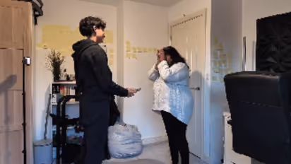 17 साल के बेटे ने चुकाया मां का 12 लाख का कर्ज, वायरल हो रहा मार्मिक पल का वीडियो