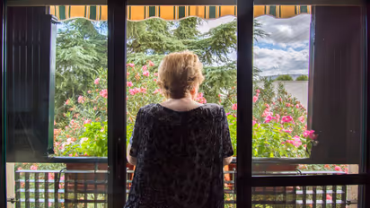 भावुक करने वाली कहानी: प्लेन क्रैश में पिता, जन्म देकर मां की मौत-1 साल की बच्ची आज...