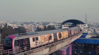 ಮೆಟ್ರೋ ರೈಲಿನಲ್ಲೂ 'ಯಶ್' ಹವಾ: ಅಪಾಯಕಾರಿ ಕಟೌಟ್ ಬಿಟ್ಟು ಮೆಟ್ರೋ ರೈಲನ್ನೇ 'ಬರ್ತ್‌ಡೇ  ಬ್ಯಾನರ್' ಮಾಡಿದ ಫ್ಯಾನ್ಸ್! | Rocking Star Yash Birthday Namma Metro  Advertisement Viral Video Toxic ...