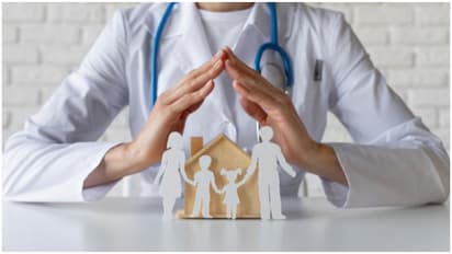 Health Insurance : तुमची पॉलिसी जुनी झालीये? हॉस्पिटलचं बिल बघून खिसा रिकामा व्हायच्या आत हे वाचा