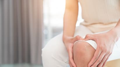Knee Pain : गुडघेदुखीचा त्रास आहे? मांडी घालून बसण्याची सवय ठरू शकते धोकादायक