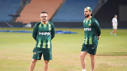 Pakistan Cricket News: বিশ্বকাপে খারাপ খেলার ফল? চাকরি যেতে পারে পাক কোচ মাইক হেসনের