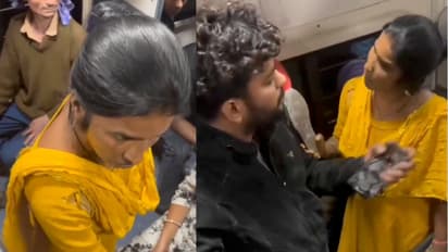 चप्पल दिखाकर धमका रही थीं आंटी, युवक ने खो दिया आपा और… ट्रेन में मच गया बवाल - WATCH | Indian Train General Coach Fight Aunty Chappal Threat Man Slaps Viral Video |