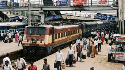 ट्रेन एटीकेट पर छिड़ी बहस! क्या परिवार के लिए अपनी रिज़र्व सीट छोड़ देनी चाहिए?