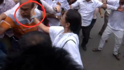 Mamata Banerjee: भररस्त्यात ममता बॅनर्जींचा पारा चढला, थेट कार्यकर्त्याच्याच कानशिलात लगावली!