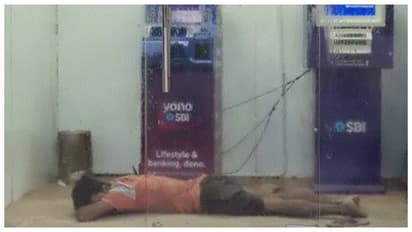 SBI का ATM बना बेडरूम, AC की हवा में सोता रहा शख्स-वीडियो वायरल