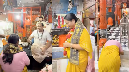 CM Rekha Gupta Celebrates Birthday at Kashi Vishwanath Temple Offers Prayers for India Prosperity