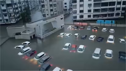 Gujarat Floods: १६ तासांत ११०० मिमी पाऊस, पार्किंगमधल्या ५० गाड्या पाण्याखाली
