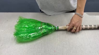 DIY Hack: रिकाम्या बाटल्या फेकू नका! ५ मिनिटांत बनवा कोळ्याची जाळी काढायचा झाडू; शून्य खर्चात आयुष्यभराची वस्तू!