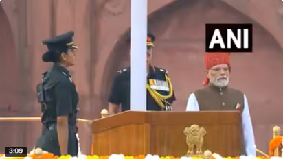 PM Modi Female Army Officer
