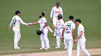 Cricket Pitch : ऑस्ट्रेलिया-बांगलादेश टेस्ट दोन दिवसांत संपली, गावसकरांनी ऑस्ट्रेलियन क्रिकेटला धारेवर धरलं