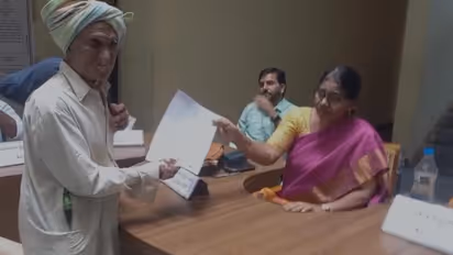 13 बच्चे, फिर भी बाप लाचार! अधिकारियों के पैर पकड़कर बोला- 'साहब, एक निवाला दिलवा दो'