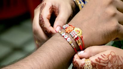 Rakhi Color : लाल की पिवळी? भावाची रास न ओळखता राखी घेऊ नका, जाणून घ्या कोणत्या रंगाने उघडेल नशिबाचे दार