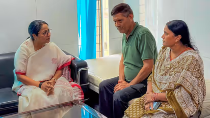 Rekha Gupta meet Satya Niketan Building victims